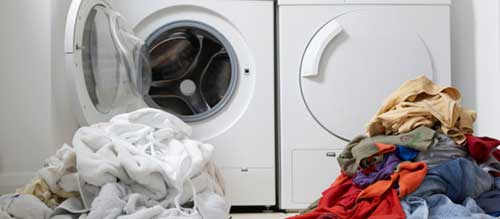Placeholder image: clothes coming out of a washing machine still dirty due to a cleaning fault