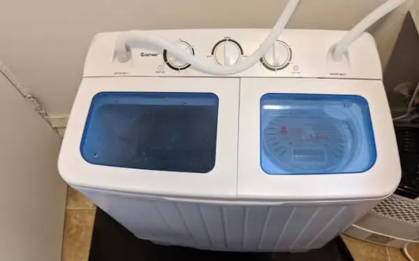 Semi-automatic twin-tub washing machine